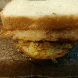 海老フライとキャベツのカレー粉炒めのサンドイッチ